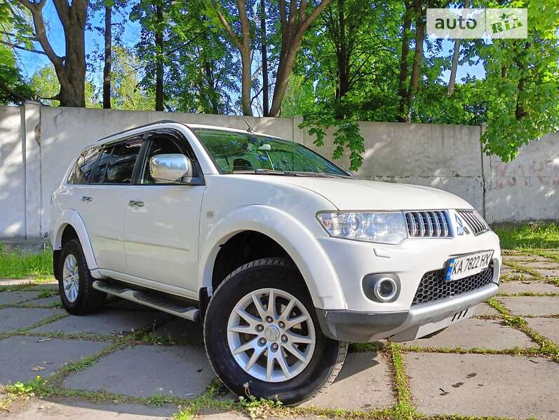 2011 mitsubishi pajero sport