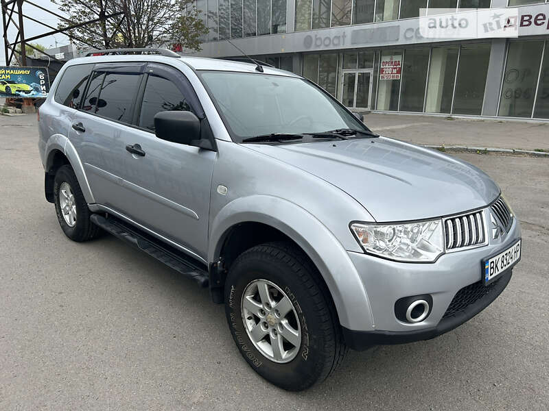 2011 mitsubishi pajero sport
