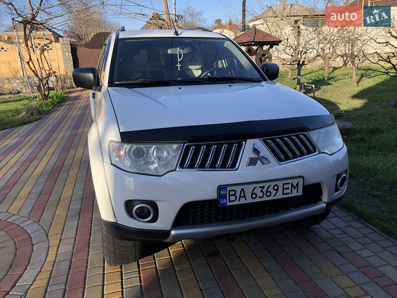 2012 mitsubishi pajero-sport