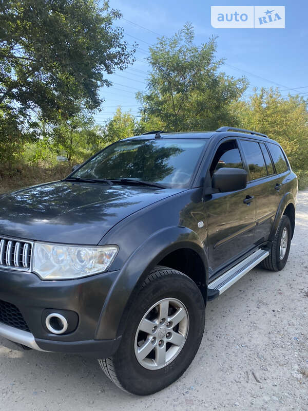 2012 mitsubishi pajero sport
