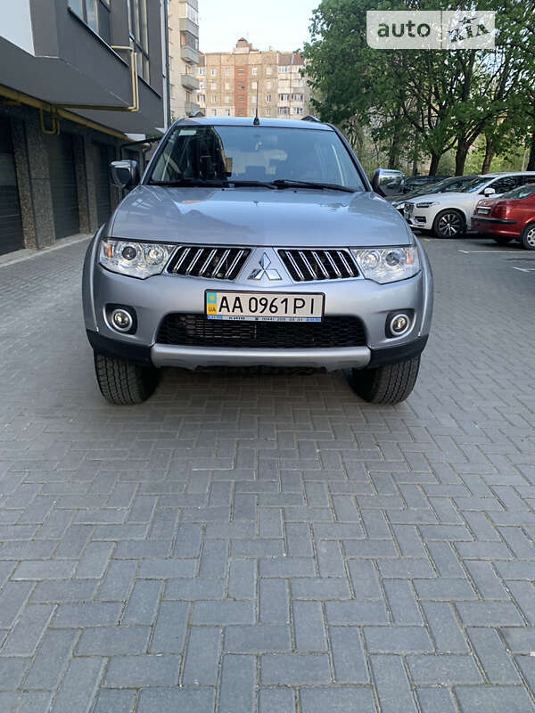 2013 mitsubishi pajero-sport