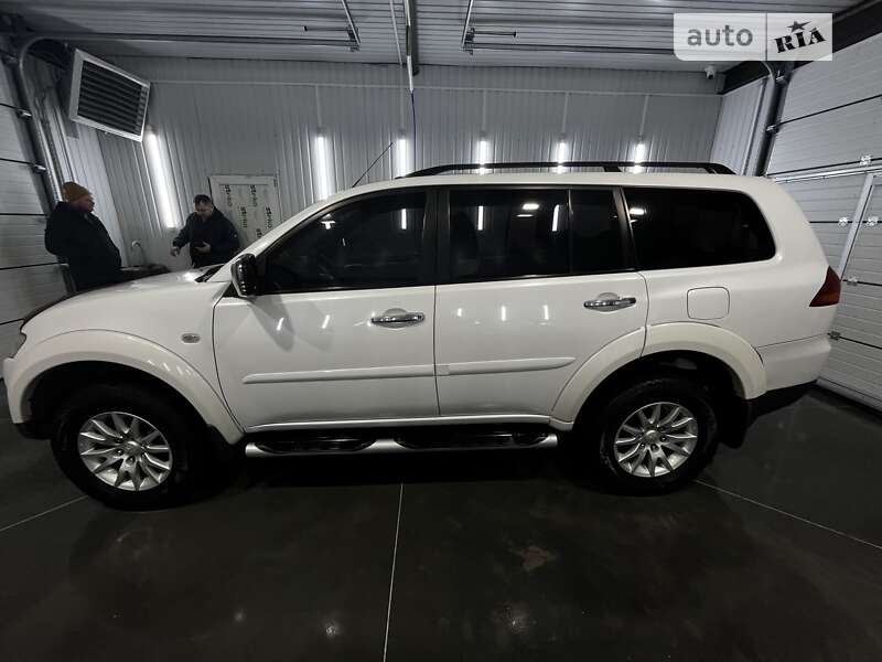 2010 mitsubishi pajero sport