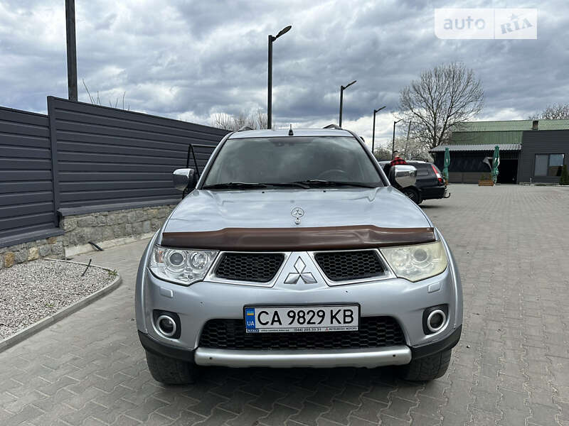 2010 mitsubishi pajero sport