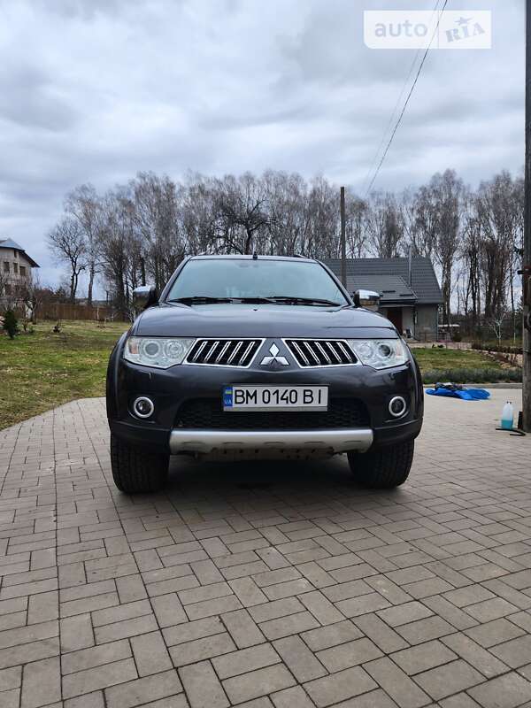 2011 mitsubishi pajero sport
