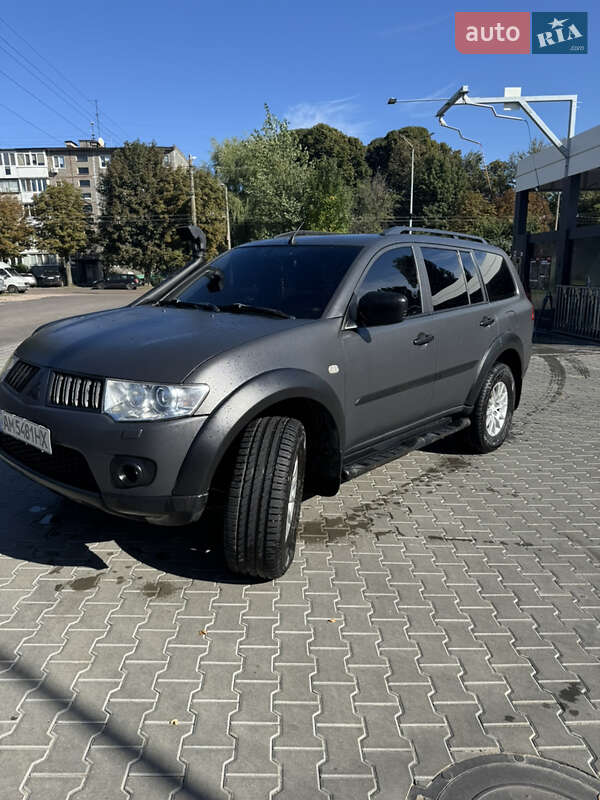 2011 mitsubishi pajero sport