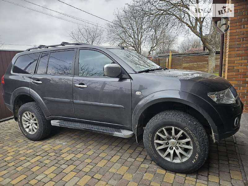 2011 mitsubishi pajero sport