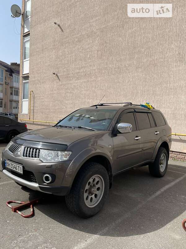 2011 mitsubishi pajero sport