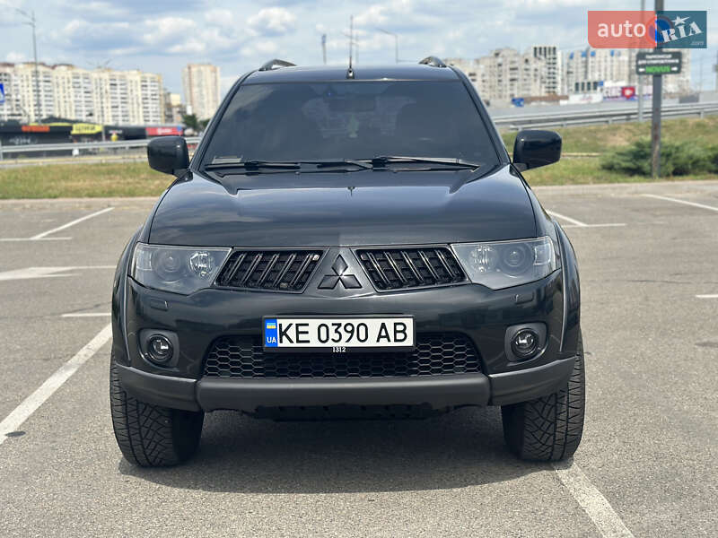 2011 mitsubishi pajero sport