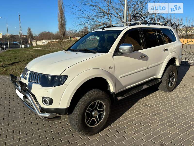 2011 mitsubishi pajero sport