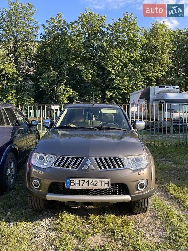 2012 mitsubishi pajero sport