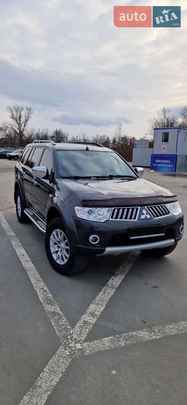 2012 mitsubishi pajero sport