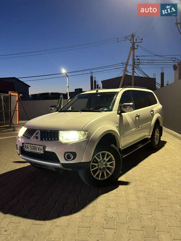 2012 mitsubishi pajero sport