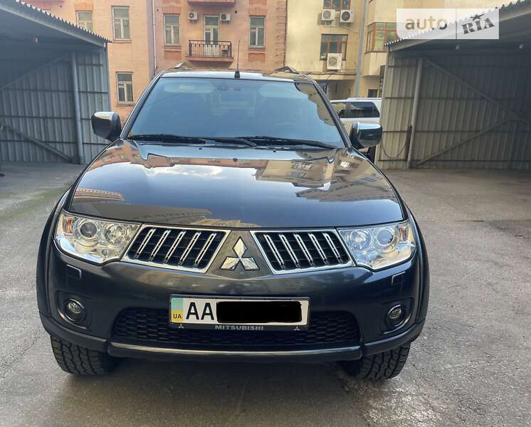 2013 mitsubishi pajero sport