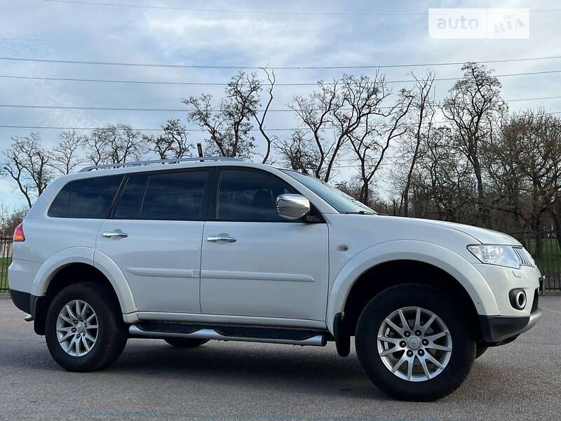 2012 mitsubishi pajero sport