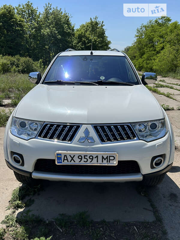 2013 mitsubishi pajero sport
