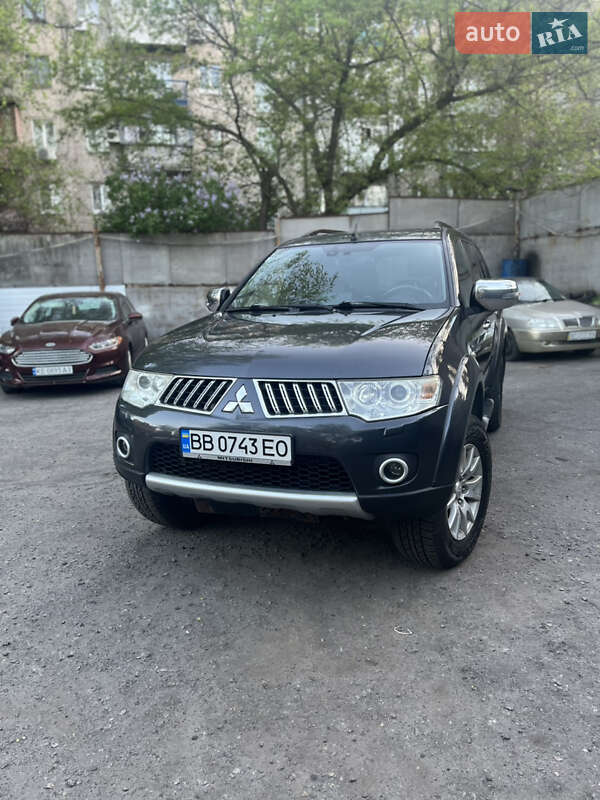 2013 mitsubishi pajero sport
