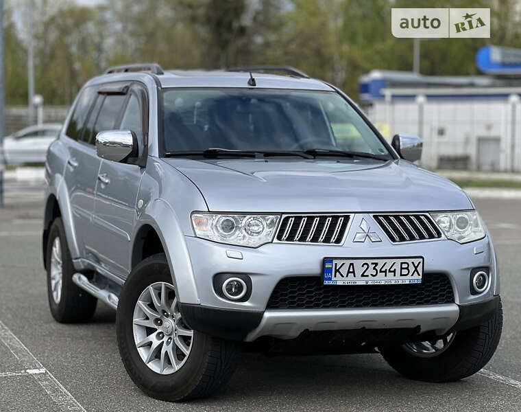 2011 mitsubishi pajero