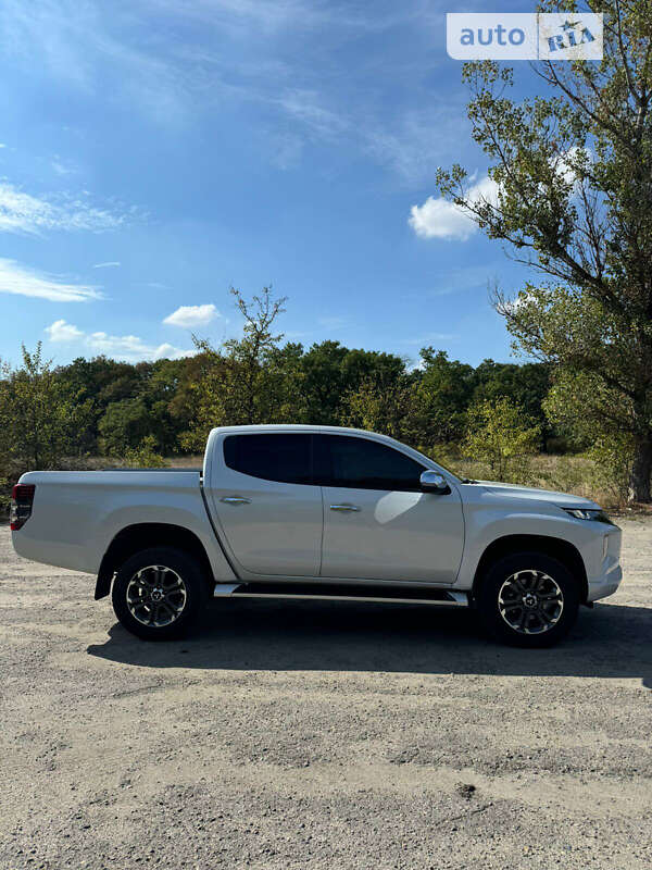 2021 mitsubishi l 200
