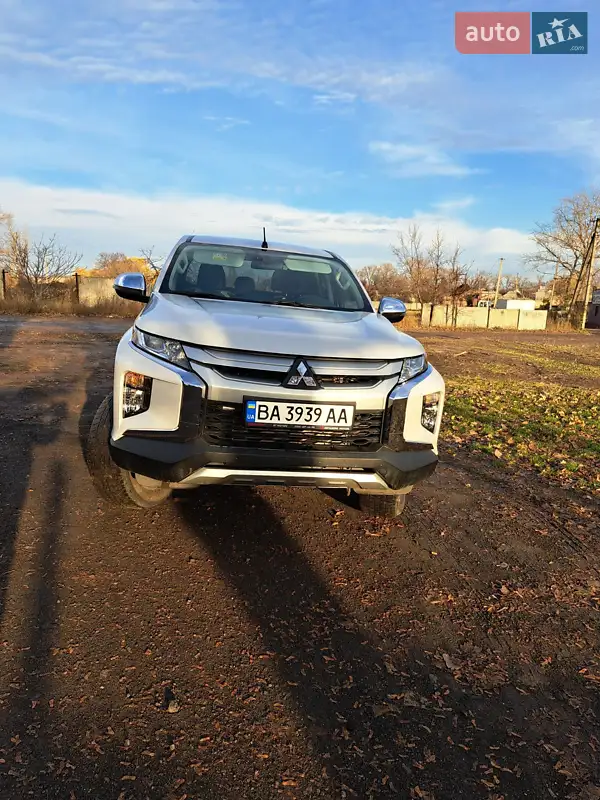 2021 mitsubishi l-200