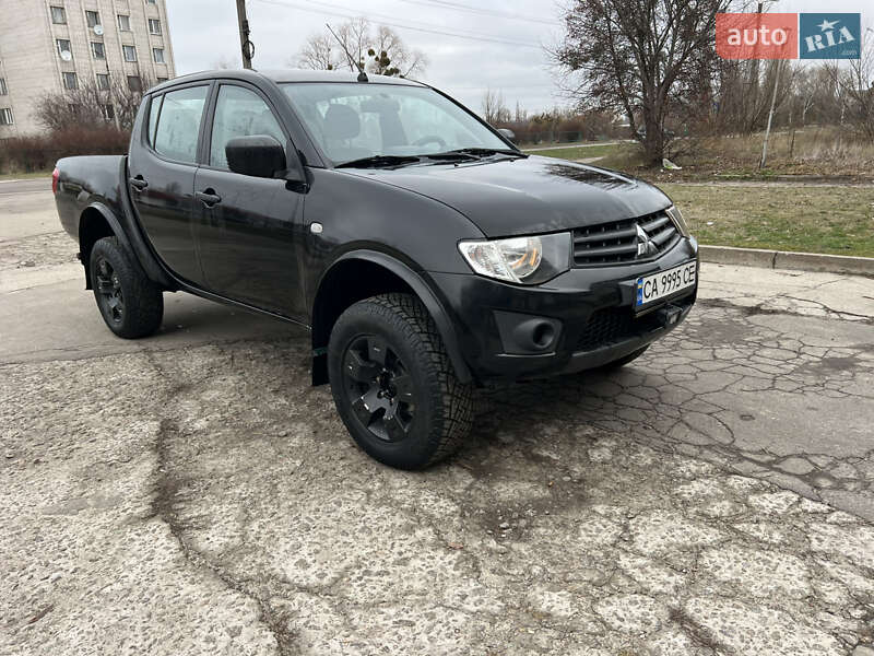 2011 mitsubishi l 200