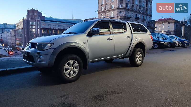 2011 mitsubishi l 200