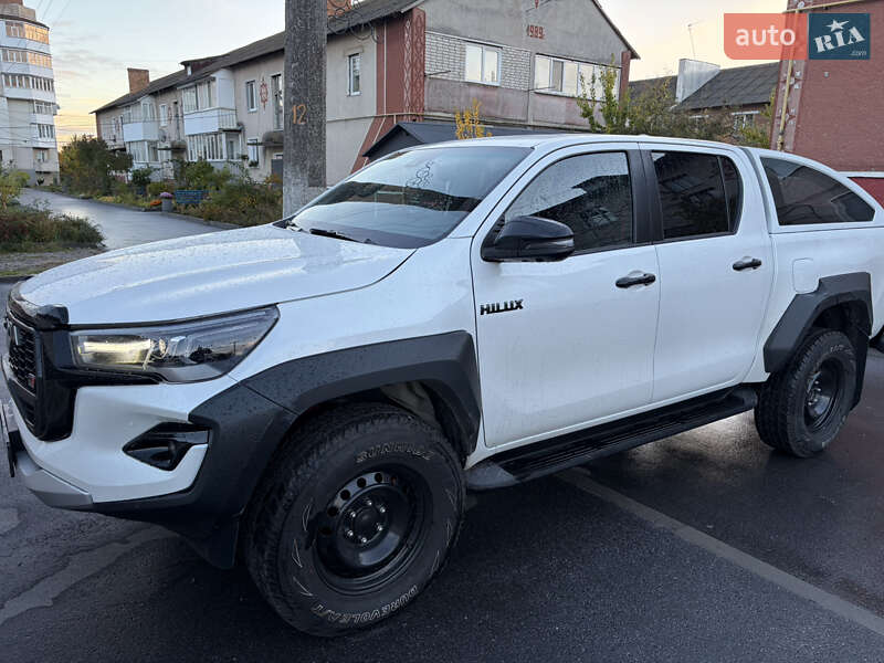 2023 toyota hilux