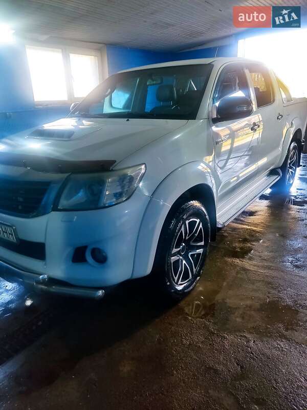 2013 toyota hilux