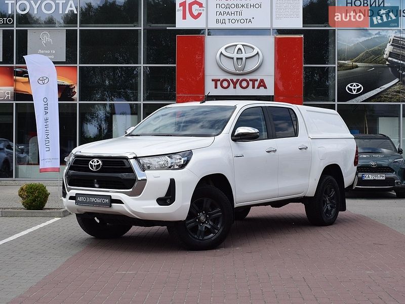 2023 toyota hilux