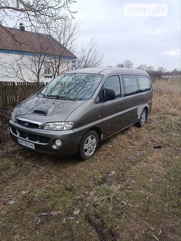 2004 hyundai h-1