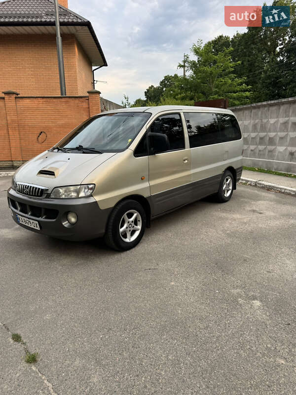 2004 hyundai h-1