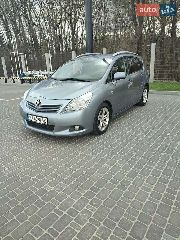 2010 toyota verso