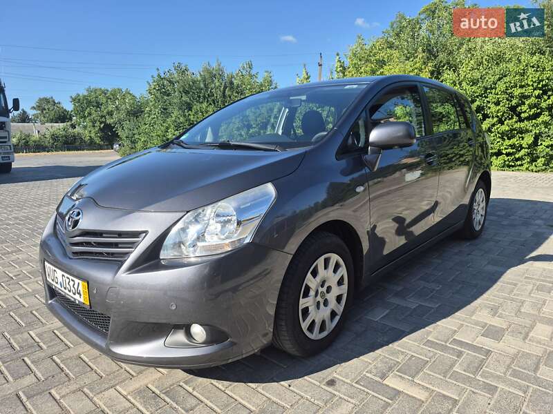 2010 toyota verso