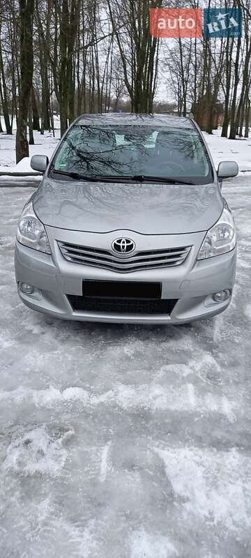 2011 toyota verso