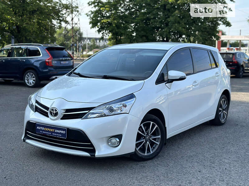 2013 toyota avensis
