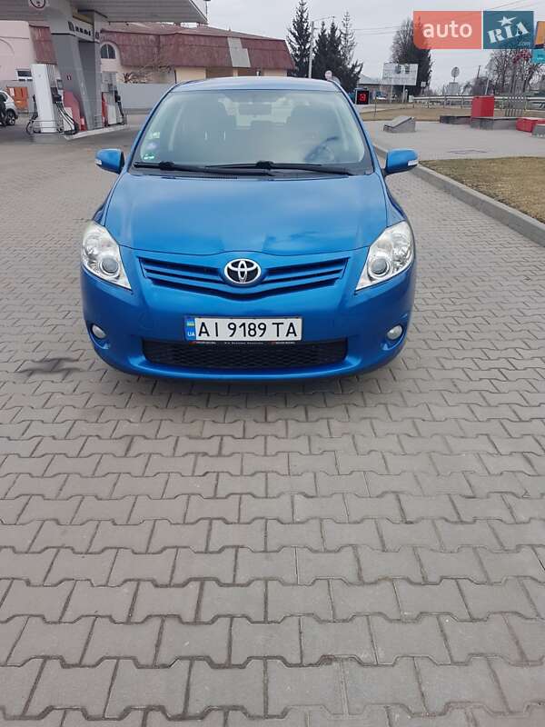 2011 toyota auris
