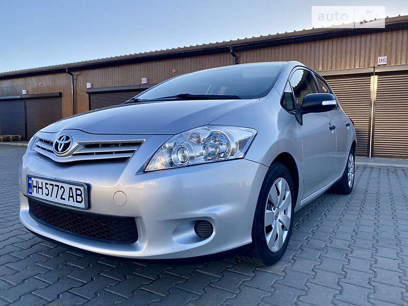 2011 toyota auris