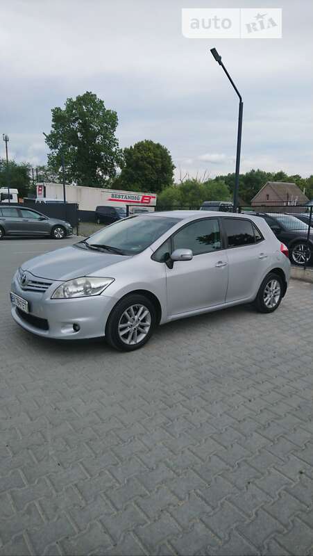 2010 toyota auris