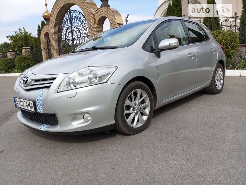 2012 toyota auris