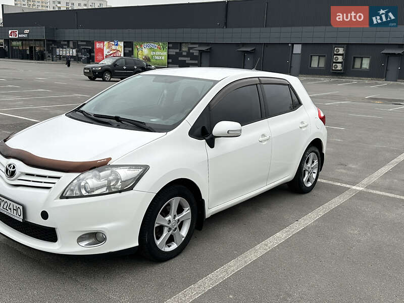 2011 toyota auris