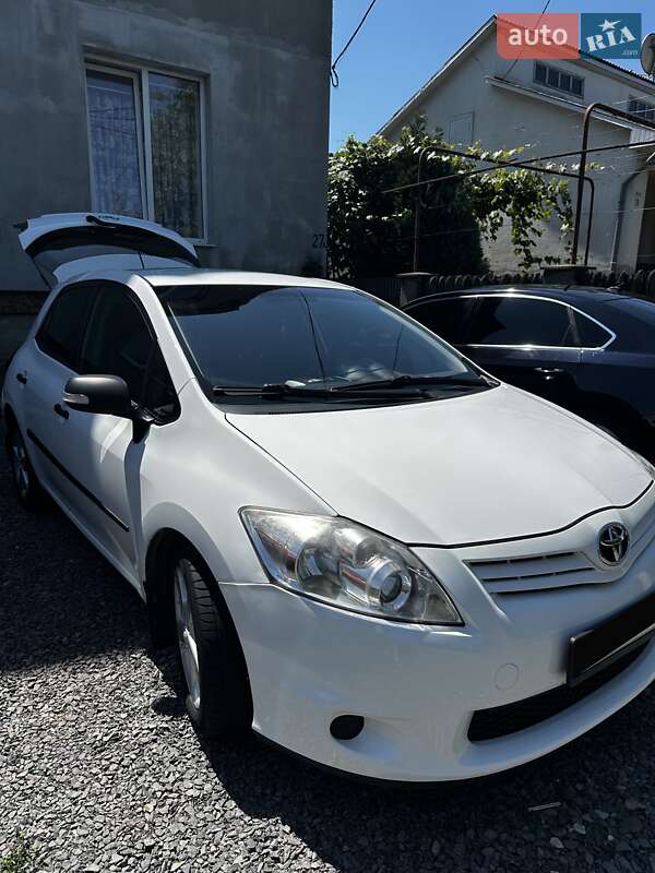 2012 toyota auris