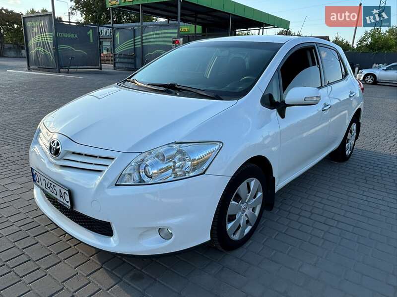 2011 toyota auris