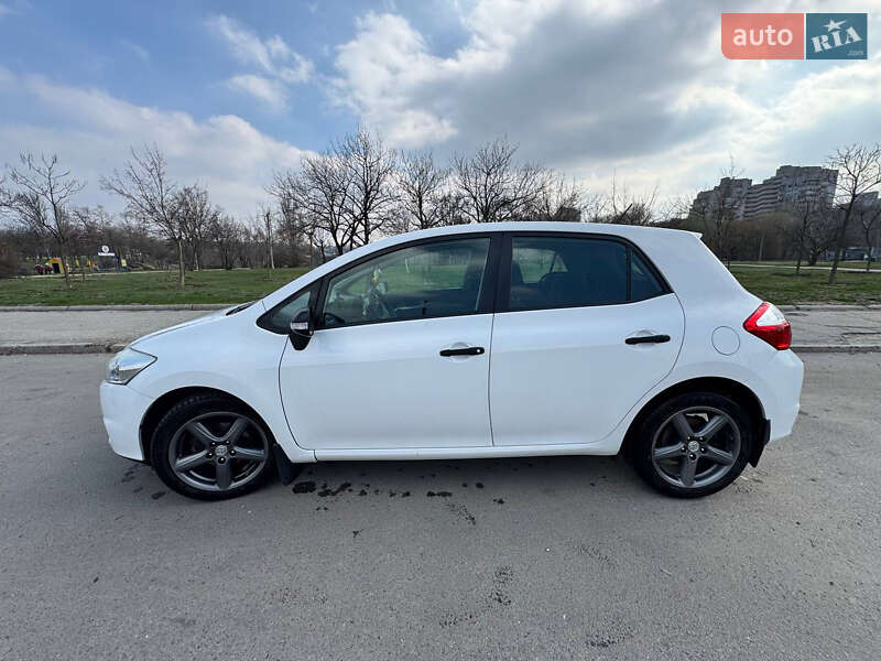 2011 toyota auris