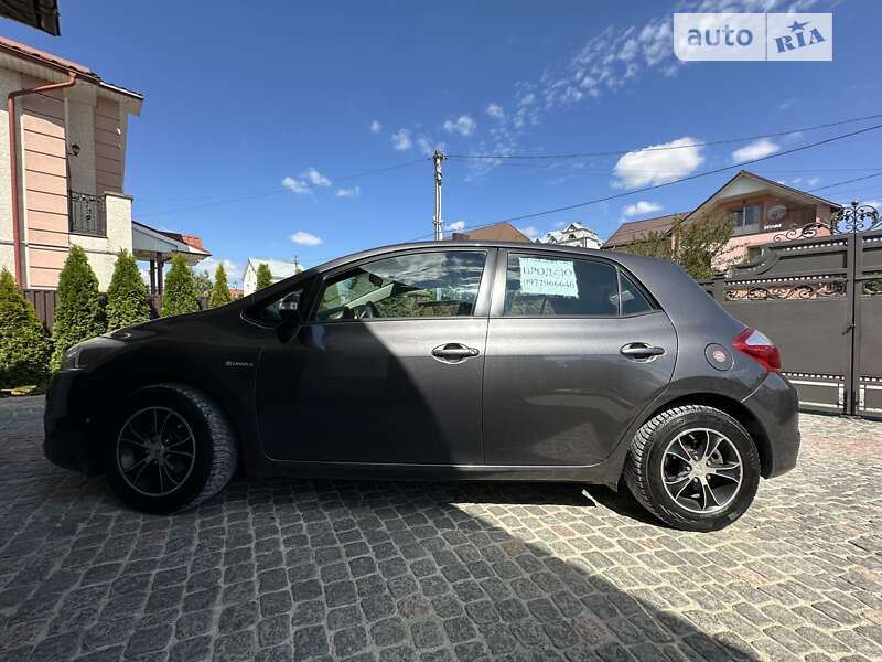 2011 toyota auris