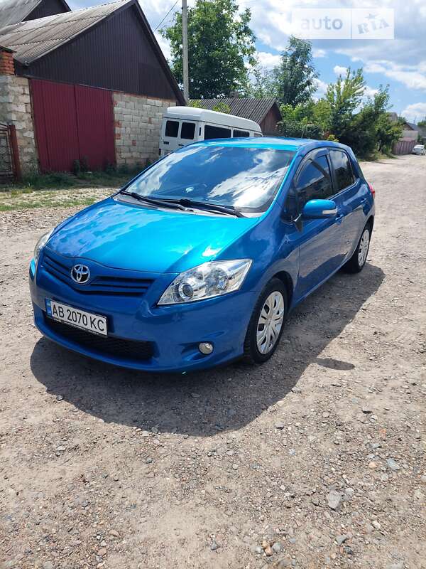 2011 toyota auris