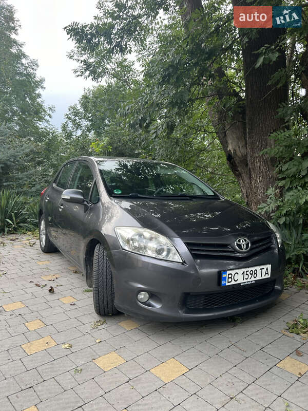 2010 toyota auris