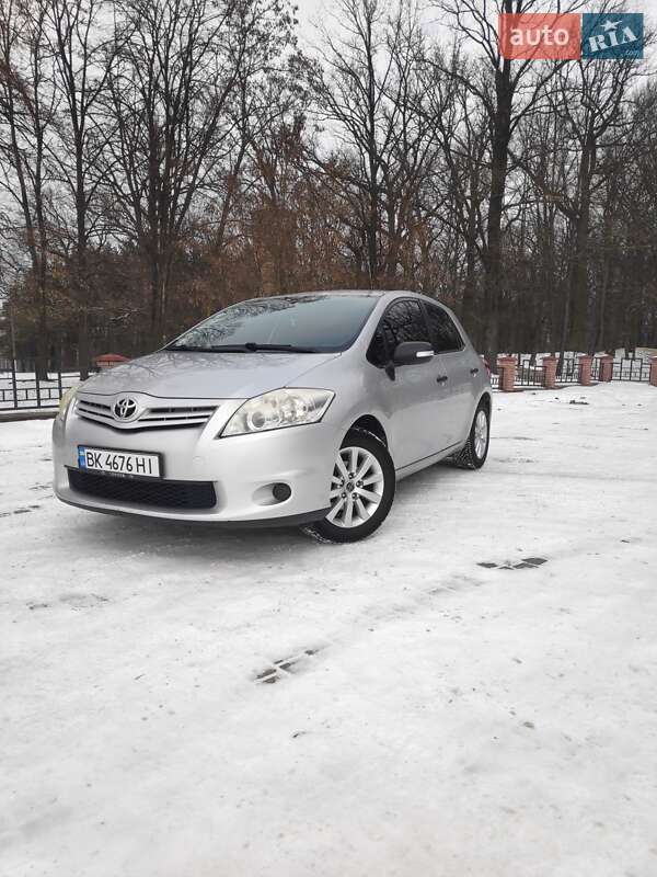 2010 toyota auris