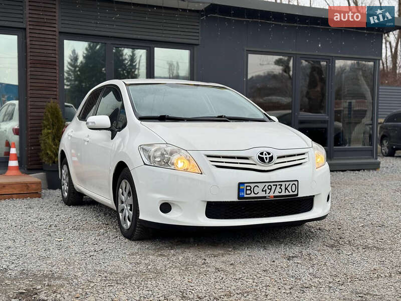 2012 toyota auris