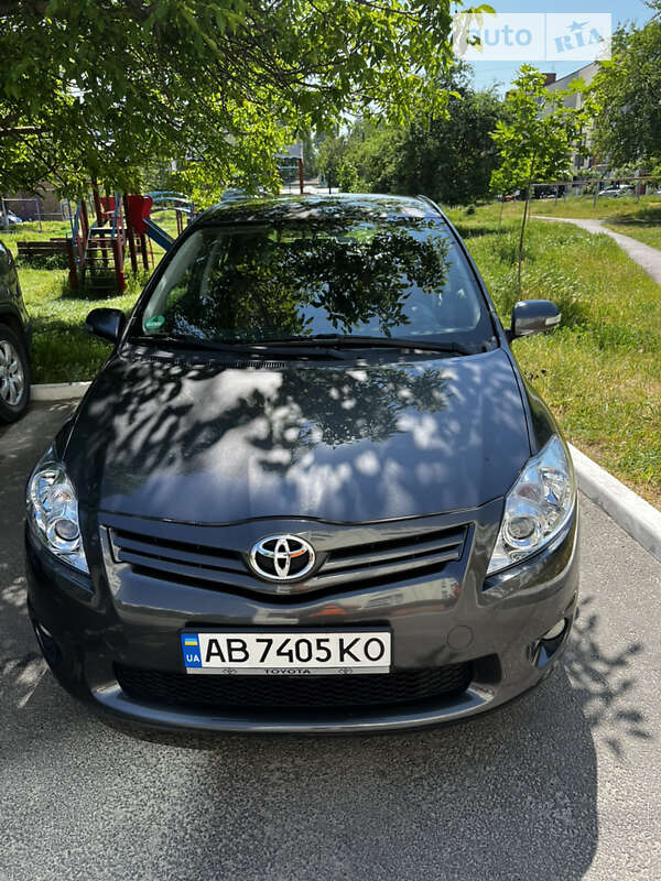 2011 toyota auris