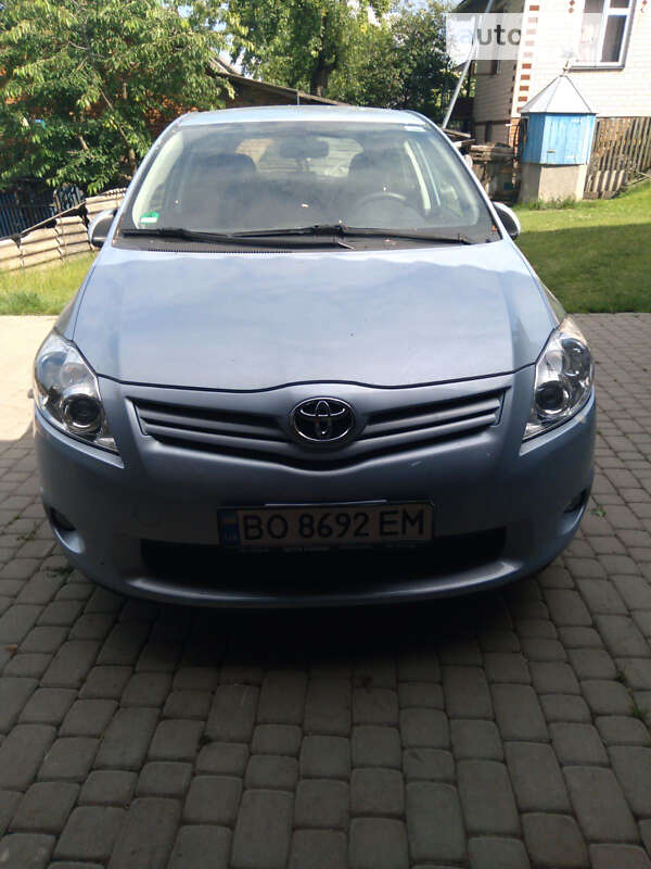 2010 toyota auris