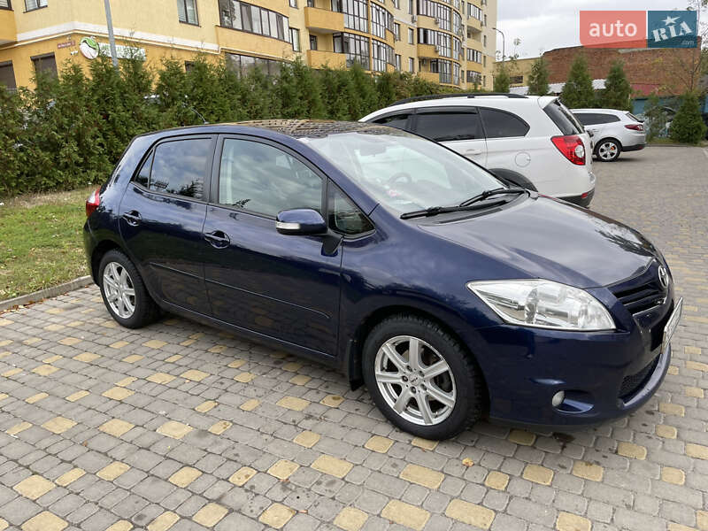 2011 toyota auris